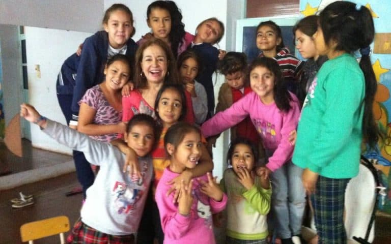 Fundación Isha en el Hogar de Santa Teresa Un nuevo semillero de niñas del hogar de Santa Teresa esta creciendo, las adolescentes ya en secundaria y las nuevas siguiendo a sus compañeras, enfocadas y 