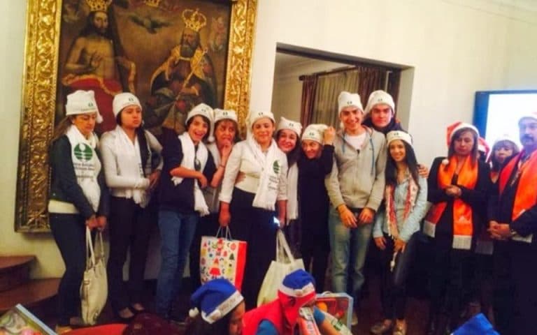 Isha Colombia – Llevando regalos a las fundaciones de niños con cáncer En verdad quisiéramos poner todas las fotos de momentos de profundo amor, de un dar infinito, los estudiantes taaaan comprometido