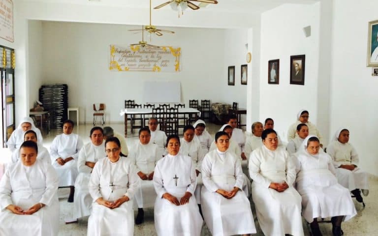Fundación Isha México – Congregación Religiosa de Salvatierra, México Les cuento que he tenido una hermosa experiencia el fin de semana pasado, fui a enseñarles a un grupo de monjitas de la congregaci