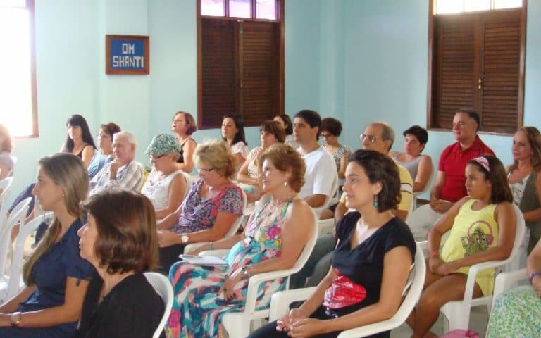 Sistema Isha Brasil – Seminario en Salvador Hola a todos! Aquí les dejamos algunas fotos del Seminario que hicimos en Salvador – Bahía. Como siempre Fabiana ayudó a Sada con la traducción, aunque esta