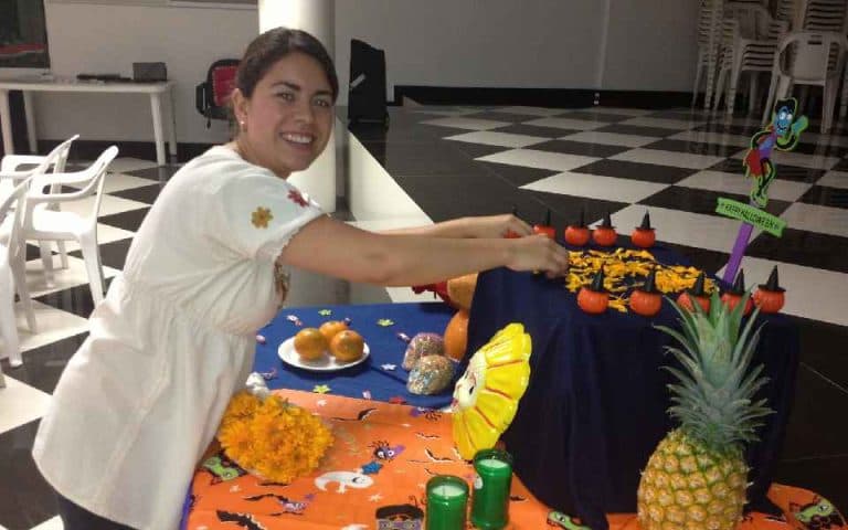 Compartiendo Halloween en Manzanillo. Hola Annie. Queríamos compartir con Uds. los festejos en la I Manzanillo del fin de semana de muertos, aquí como es tradición en esta fecha se hacen altares en ho