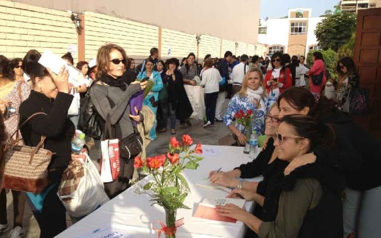 Firma de libros en el evento de Lima, Perú.