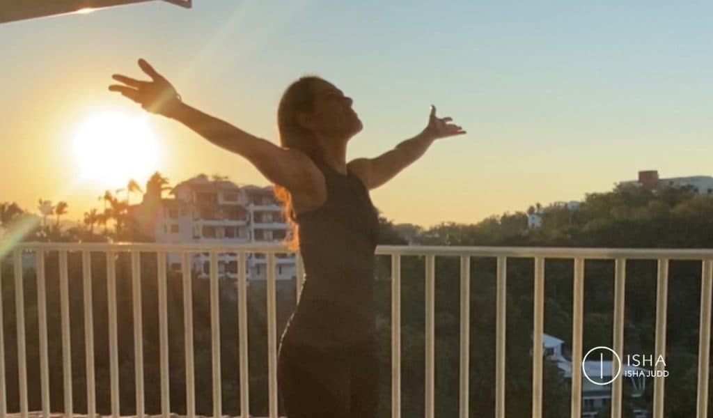 Cada vez que eliges el amor en vez del miedo, expandes tu conciencia. Isha Judd explica cómo estabilizar esa paz interna hasta volverla permanente.