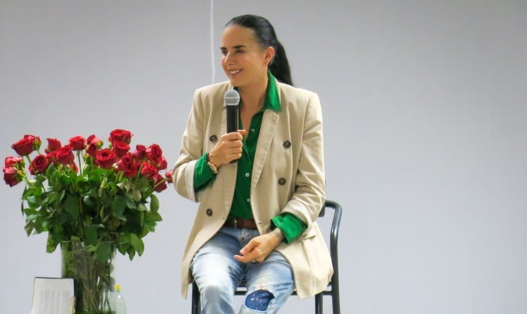 Isha Judd es una reconocida guía espiritual y escritora australiana, conocida por su enfoque en el autoconocimiento, la meditación y la transformación interior. A través de sus enseñanzas, ha ayudado 