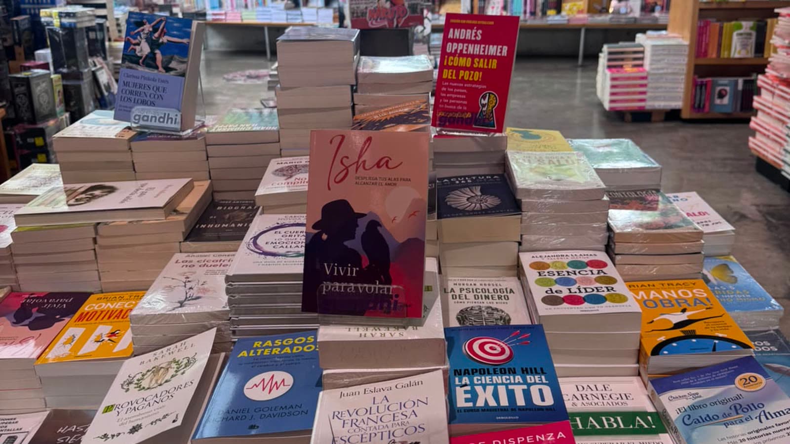 Isha entró a la Gandhi de Miguel Ángel de Quevedo, en Ciudad de México, y encontró «Vivir para volar» en la mesa de novedades. Sus libros están disponibles en toda la cadena.