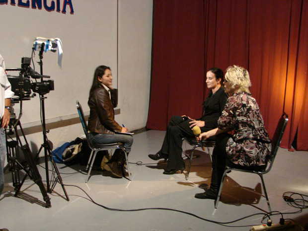 Entrevista para el programa “Paola a las Tr3s” de Televisa, Mexico Isha habla acerca de su programa de servicio social en el Reclusorio del Oriente, Mexico. Septiembre 2007