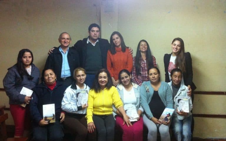 Isha – Cárcel del Buen Pastor, Asunción Realmente una maravillosa experiencia para celebrar mi cumpleaños, ir a la cárcel del Buen Pastor en Asunción, entregar los libros que los estudiantes donaron p