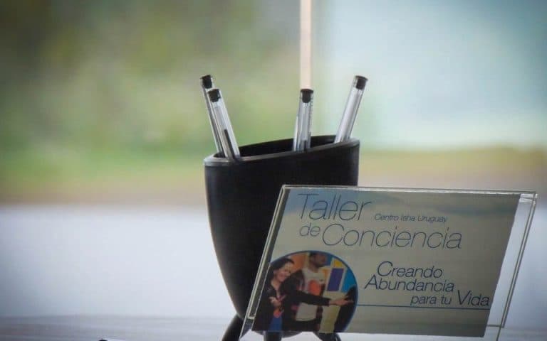 Hoy cerramos el Taller de Conciencia «¿Cómo mejorar tu autoestima?» y la verdad quedamos nuevamente impresionados con los resultados por la profundidad que cada uno de los participantes alcanza compar