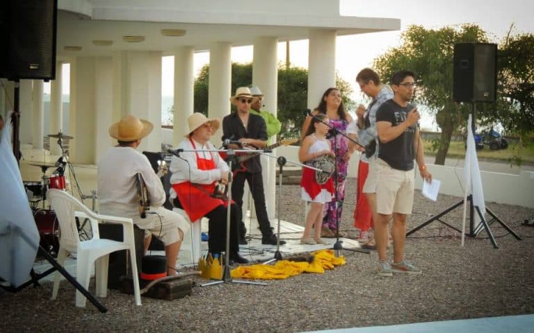 Teatro en el Centro Isha Uruguay Con motivo del comienzo de la temporada de verano hemos organizado una obra de teatro para todo Costa Azul. La misma la hicimos en el frente de nuestro centro. La obra