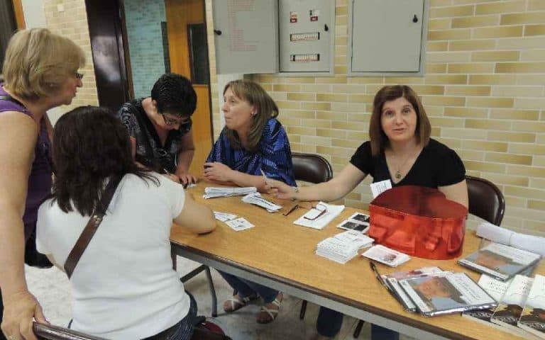 Fundación Isha Uruguay enseñando gratuitamente en Durazno. Hola Annie. queremos compartir con todos las imágenes del Seminario Social que tuvimos este martes pasado. Claudio y Marisel se acercaron a D