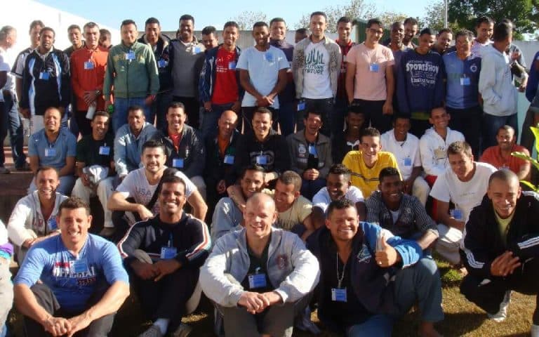 Fundación Isha Brasil – Seminario en la cárcel APAC, Santa Luzia, Belo Horizonte Hola! Aquí les dejo algunas fotos del Seminario en la cárcel APAC en Santa Luzia – Belo Horizonte. En esas instalacione