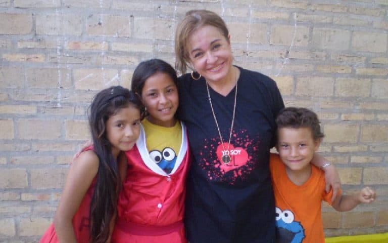 Fundación Isha Paraguay en comedor divino niño. Hola Annie Esta nota hermosa para estas fechas, la solidaridad de los paraguayos y las damas de Colombia, quieres que se unieron para llevar alegría al