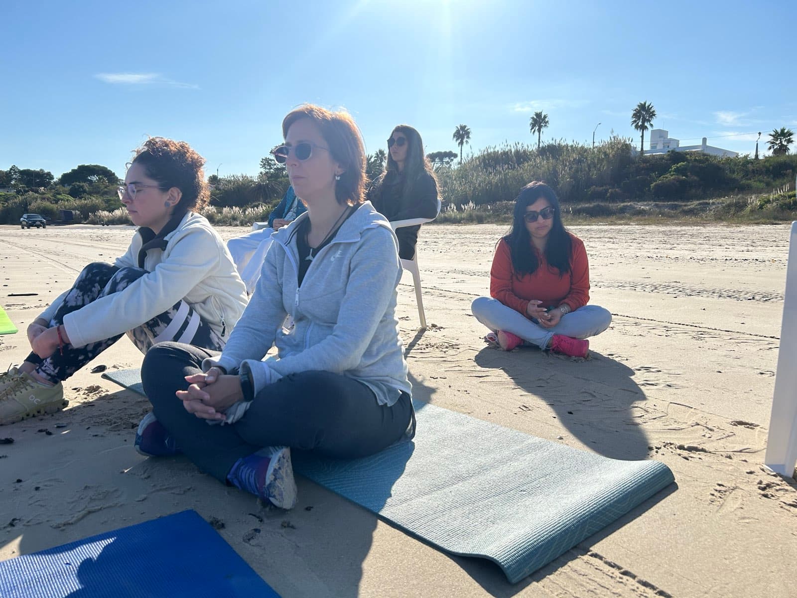 Participantes del retiro practicando Unificación sentadas en la playa de Costa Azul, frente al Centro