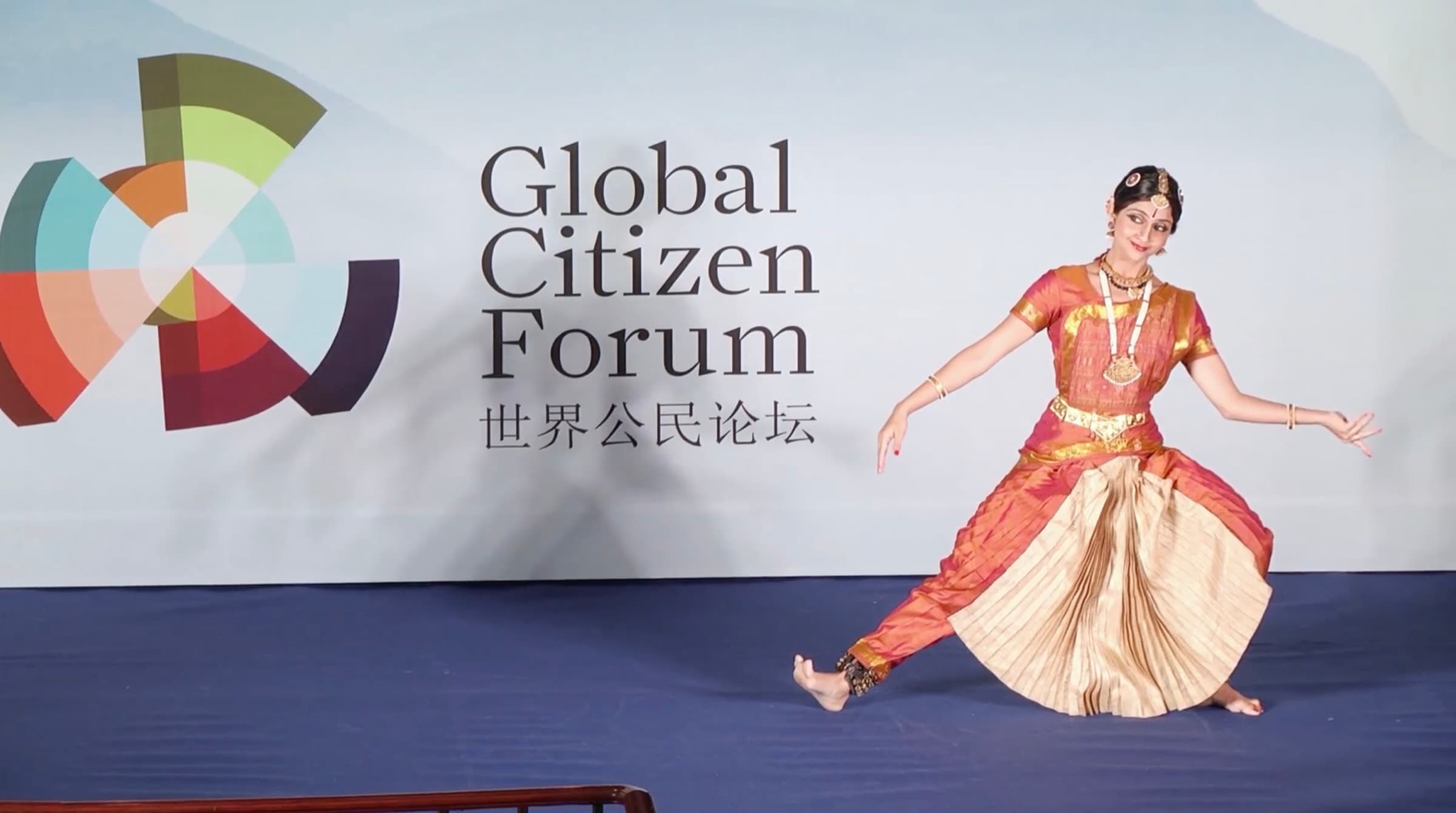 Escenario del Global Citizen Forum de Shenzhen, China, con una presentación de danza