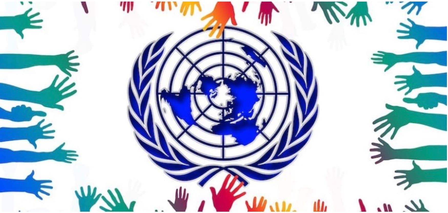 Emblema de las Naciones Unidas rodeado de manos de colores